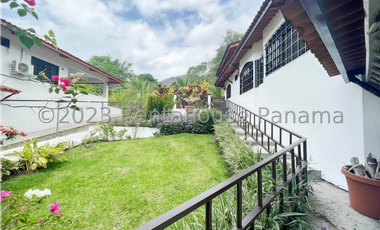 Casa de dos niveles en venta en Las Cumbres, Panamá. 24-2190.