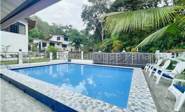 Casa de dos niveles en venta en Las Cumbres, Panamá. 24-2190.