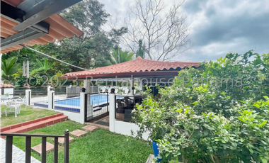 Casa de dos niveles en venta en Las Cumbres, Panamá. 24-2190.