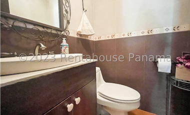 Casa de dos niveles en venta en Las Cumbres, Panamá. 24-2190.