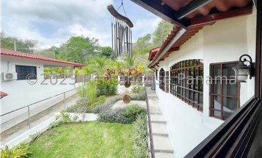 Casa de dos niveles en venta en Las Cumbres, Panamá. 24-2190.