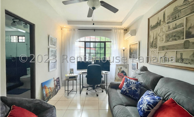 Casa de dos niveles en venta en Las Cumbres, Panamá. 24-2190.