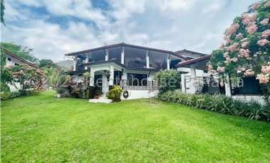 Casa de dos niveles en venta en Las Cumbres, Panamá. 24-2190.