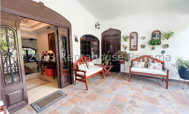 Casa de dos niveles en venta en Las Cumbres, Panamá. 24-2190.