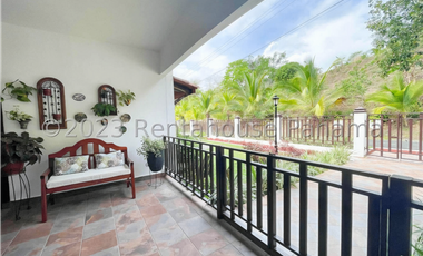 Casa de dos niveles en venta en Las Cumbres, Panamá. 24-2190.