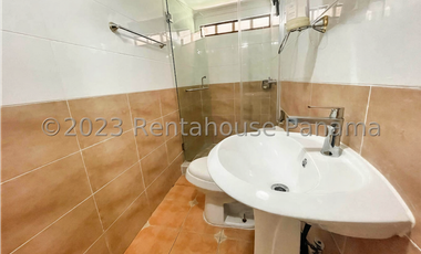 Casa de dos niveles en venta en Las Cumbres, Panamá. 24-2190.