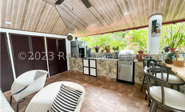 Casa de dos niveles en venta en Las Cumbres, Panamá. 24-2190.