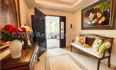 Casa de dos niveles en venta en Las Cumbres, Panamá. 24-2190.