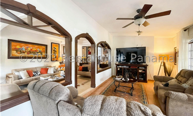 Casa de dos niveles en venta en Las Cumbres, Panamá. 24-2190.