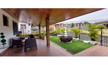 VENDO AMPLIA CASA DE 2 PISOS EN MIRAFLORES $420.000!!!