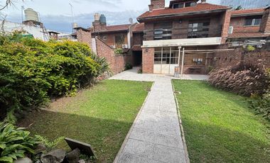 Casa 5 ambientes jardín. - Olivos.