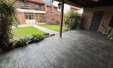 Casa 5 ambientes jardín. - Olivos.