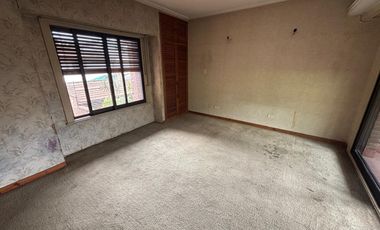 Casa 5 ambientes jardín. - Olivos.