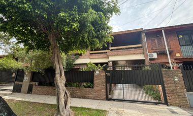 Casa 5 ambientes jardín. - Olivos.