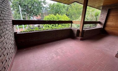 Casa 5 ambientes jardín. - Olivos.