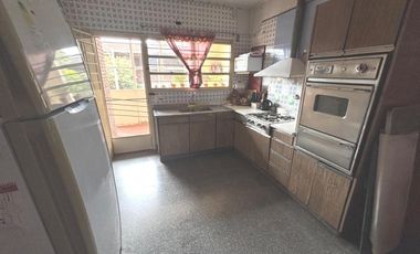 Casa 5 ambientes jardín. - Olivos.