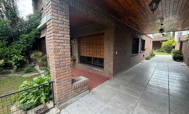 Casa 5 ambientes jardín. - Olivos.
