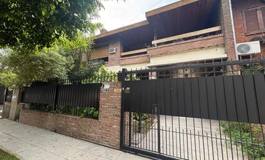 Casa 5 ambientes jardín. - Olivos.