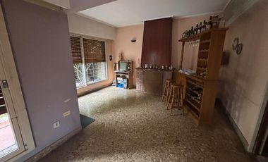 Casa 5 ambientes jardín. - Olivos.