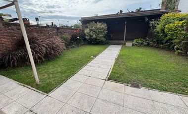 Casa 5 ambientes jardín. - Olivos.