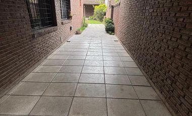 Casa 5 ambientes jardín. - Olivos.