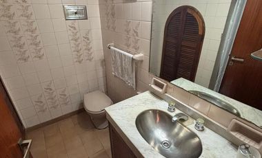 Casa 5 ambientes jardín. - Olivos.