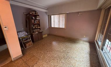 Casa 5 ambientes jardín. - Olivos.