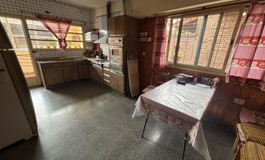 Casa 5 ambientes jardín. - Olivos.