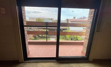 Casa 5 ambientes jardín. - Olivos.