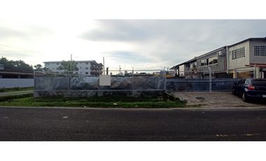 Amplio y accesible terreno en Alquiler en Parque Lefevre! 600 Mt2