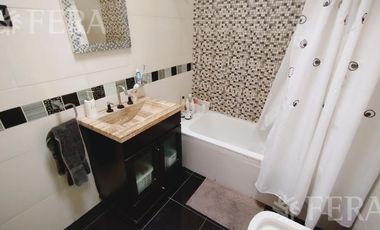 Venta casa 3 ambientes con cochera y patio en Wilde