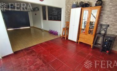 Venta casa 3 ambientes con cochera y patio en Wilde