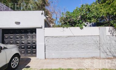 Venta casa 3 ambientes con cochera y patio en Wilde