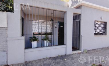 Venta casa 3 ambientes con cochera y patio en Wilde