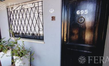 Venta casa 3 ambientes con cochera y patio en Wilde