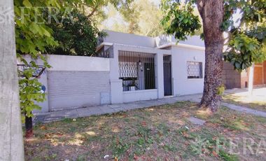 Venta casa 3 ambientes con cochera y patio en Wilde
