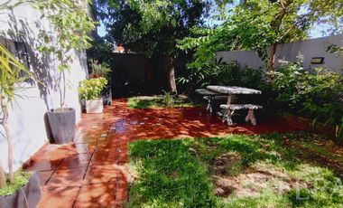 Venta casa 3 ambientes con cochera y patio en Wilde
