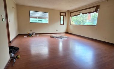 CASA AMPLIADA Y  REMODELADA EN LOMAS DE MIRASUR