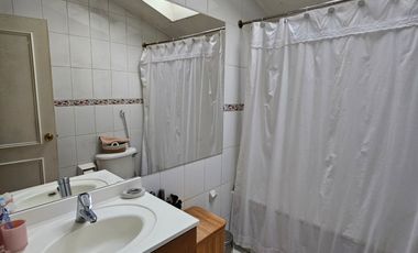 CASA AMPLIADA Y  REMODELADA EN LOMAS DE MIRASUR