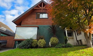 CASA AMPLIADA Y  REMODELADA EN LOMAS DE MIRASUR