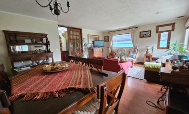 CASA AMPLIADA Y  REMODELADA EN LOMAS DE MIRASUR