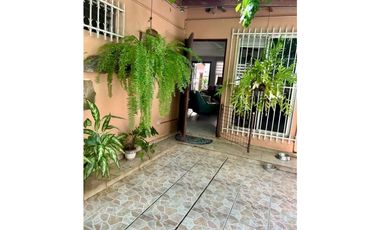 VENTA DE CASA UNIFAMILIAR EN CONDADO DEL REY