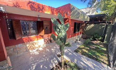 Casa en Moron Sur tres ambientes patio cochera parrilla