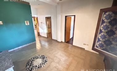 Casa en Moron Sur tres ambientes patio cochera parrilla