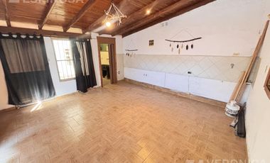 Casa en Moron Sur tres ambientes patio cochera parrilla