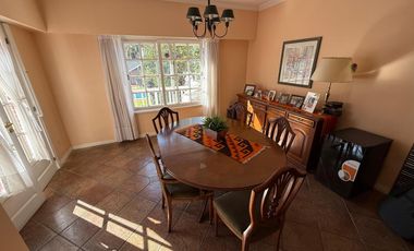 Importante Casa en Lote de 8,66 x 64 con Parque y Piscina – Banfield Oeste