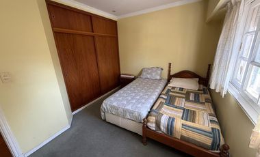 Importante Casa en Lote de 8,66 x 64 con Parque y Piscina – Banfield Oeste