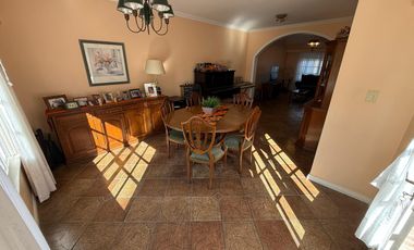 Importante Casa en Lote de 8,66 x 64 con Parque y Piscina – Banfield Oeste