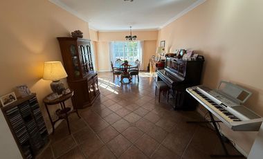 Importante Casa en Lote de 8,66 x 64 con Parque y Piscina – Banfield Oeste