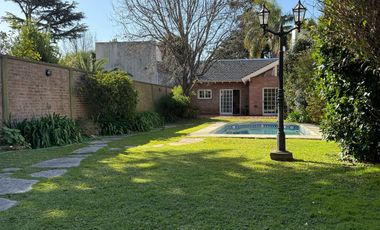 Importante Casa en Lote de 8,66 x 64 con Parque y Piscina – Banfield Oeste